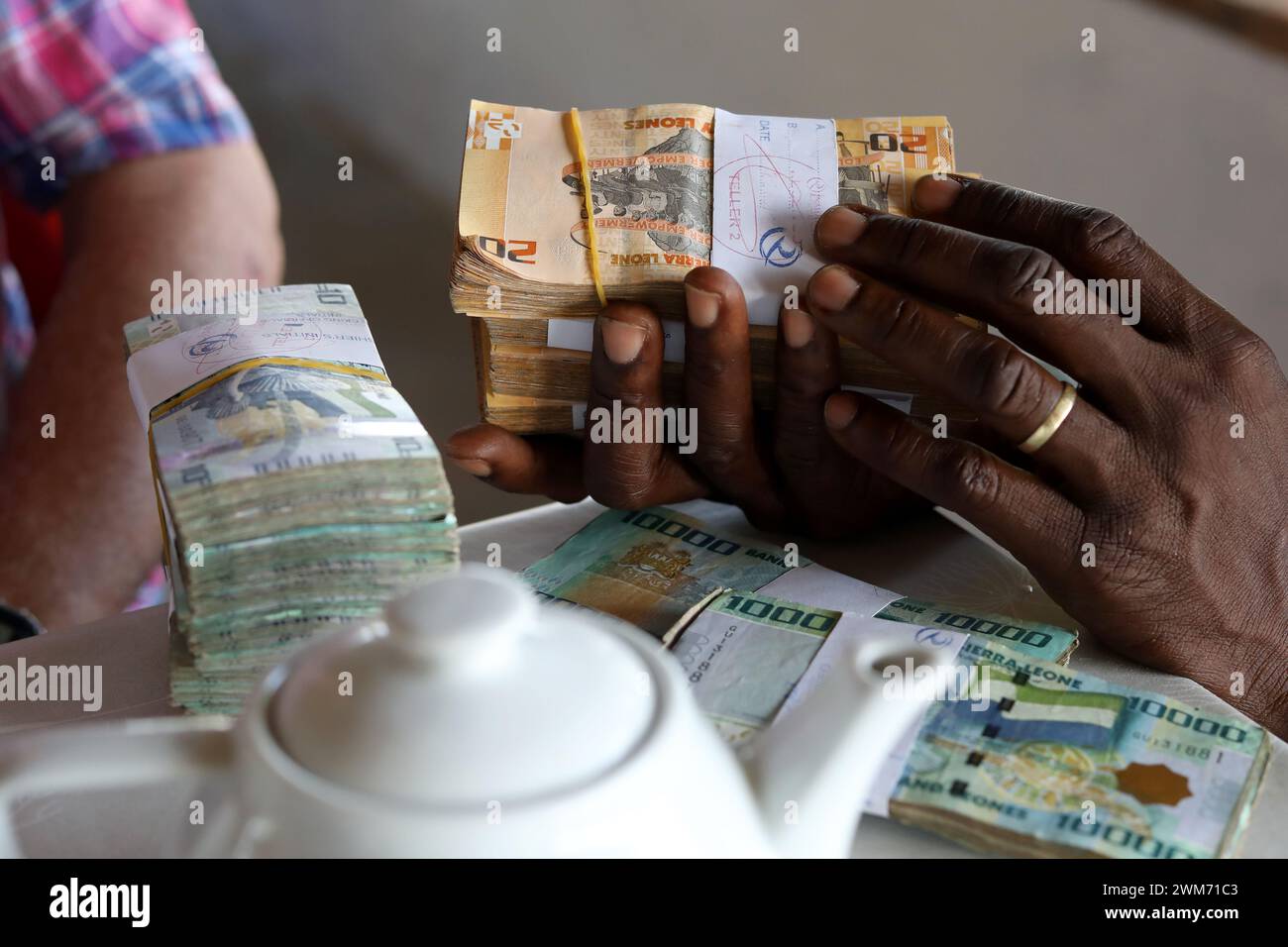 Allgemeine Ansichten über Bündel von Leone-Banknoten, die Währung von Sierra Leone. Abgebildet in Freetown, Sierra Leone, Afrika. Stockfoto