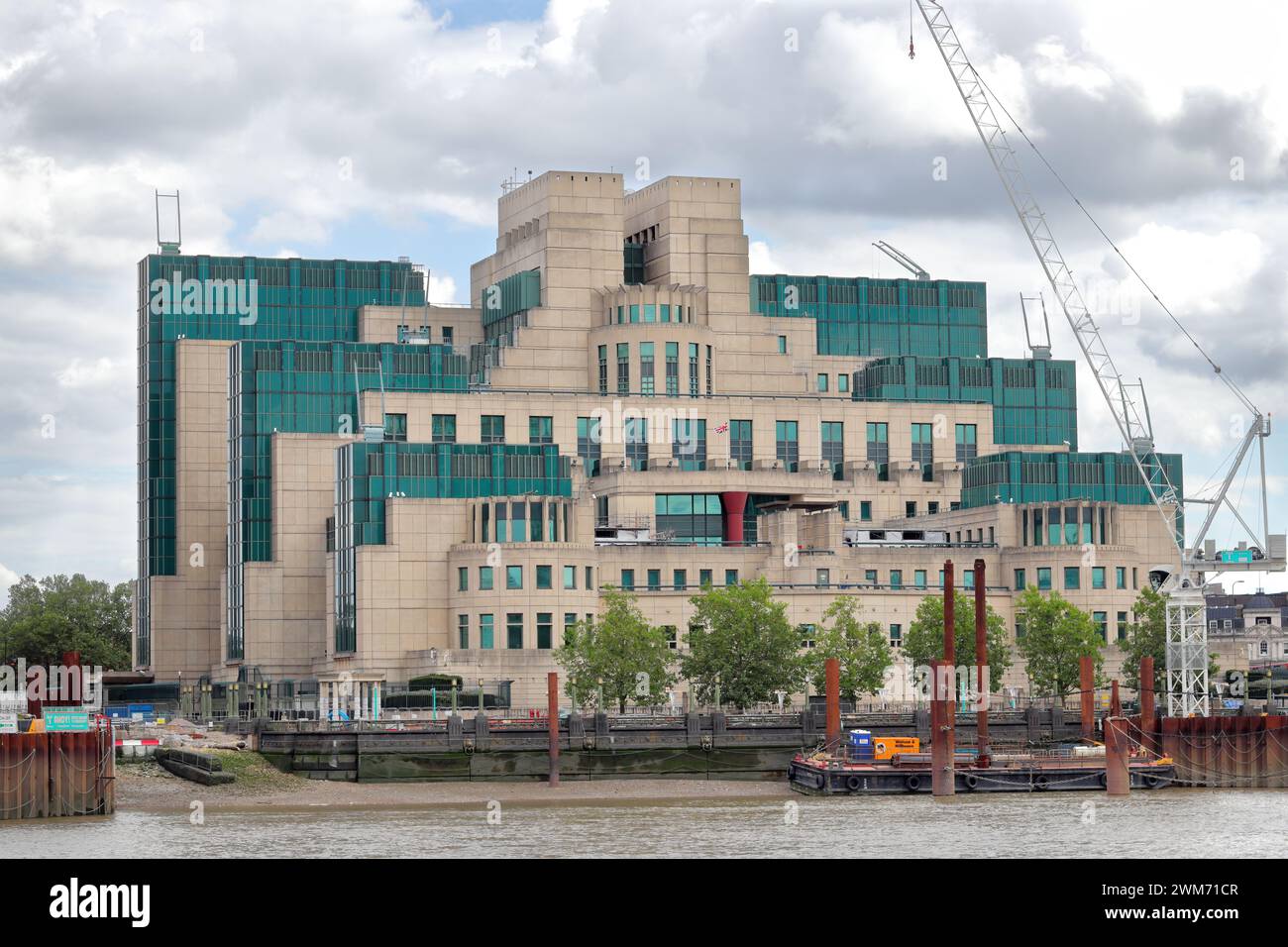 Das SIS-Gebäude, auch MI6-Gebäude genannt, das Hauptquartier des Secret Intelligence Service (SIS, MI6) Stockfoto
