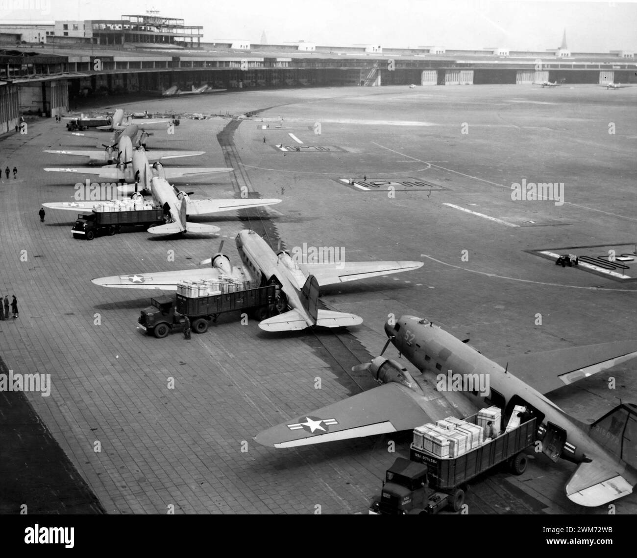 Luftbrücke Berlin. Die Douglas R4D und die C-47 der US-Luftwaffe werden während der Berliner Luftbrücke am Flughafen Tempelhof entladen. Die Berliner Blockade dauerte vom 24. Juni 1948 bis zum 12. Mai 1949. Stockfoto