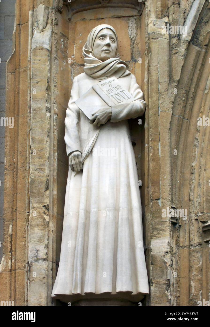 Julian von Norwich. Die Statue von Julian von Norwich (um 1343–nach 1416), auch bekannt als Juliana von Norwich, die Lady Julian, Dame Julian oder Mutter Julian, war eine englische Anchoress des Mittelalters. Ihre Schriften, heute bekannt als Offenbarungen der Göttlichen Liebe, sind die ältesten erhaltenen englischsprachigen Werke einer Frau (Wikipedia). Stockfoto
