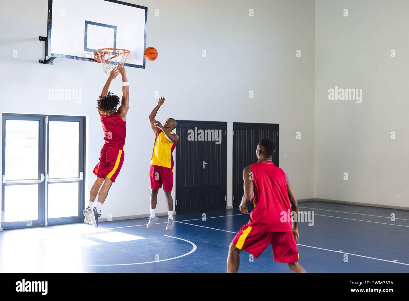 Junger Afroamerikaner erzielt im Basketballspiel, mit Kopierraum Stockfoto