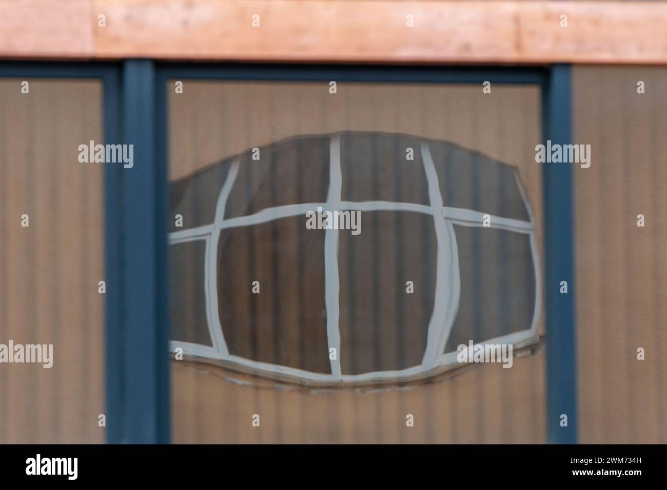 Reflexion im Glas. Eine Weitwinkelperspektive. Im Rahmen gerahmt. Fenster . Teil der Gebäudearchitektur. Stockfoto