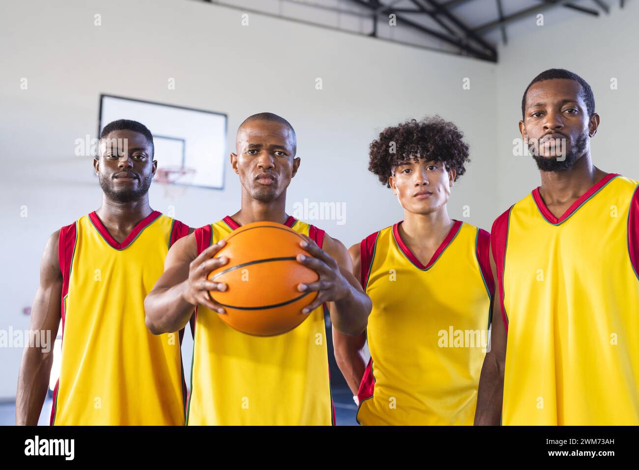 Vielseitiges Basketballteam bereit für ein Spiel Stockfoto