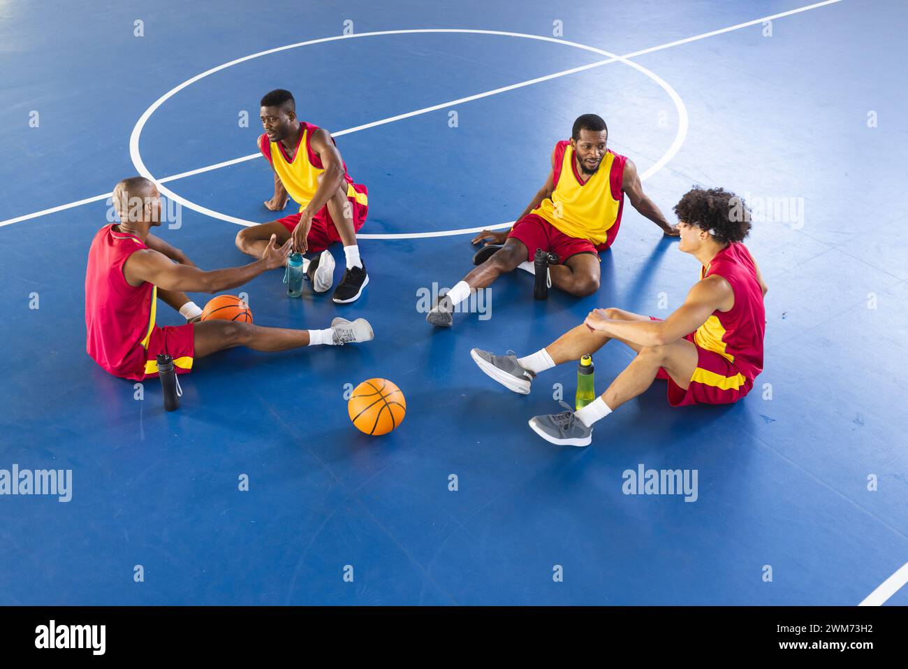 Verschiedene Basketballspieler machen auf dem Platz eine Pause Stockfoto
