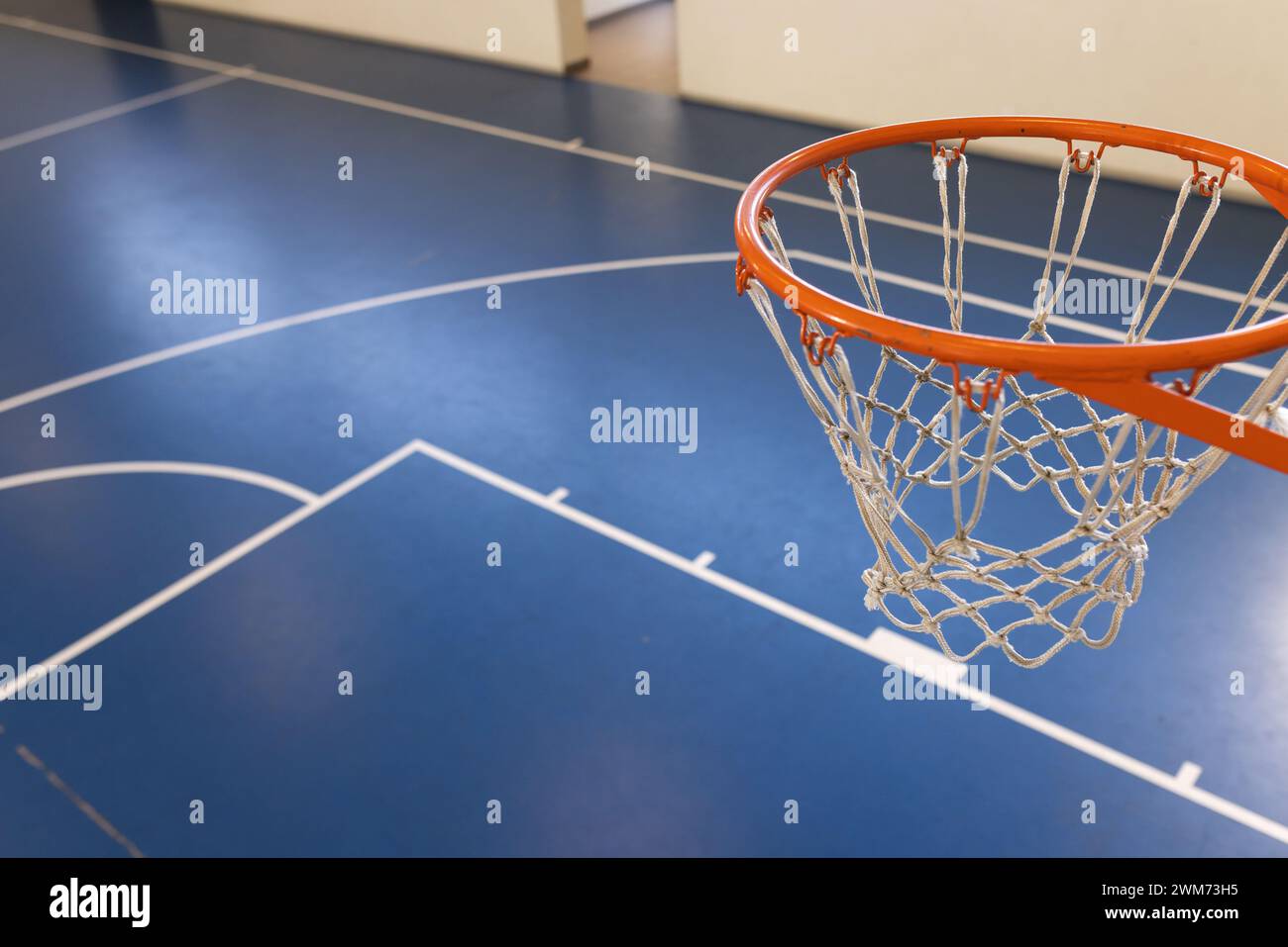 Ein Basketballkorb steht für Action in einem Fitnessstudio mit Kopierbereich bereit Stockfoto