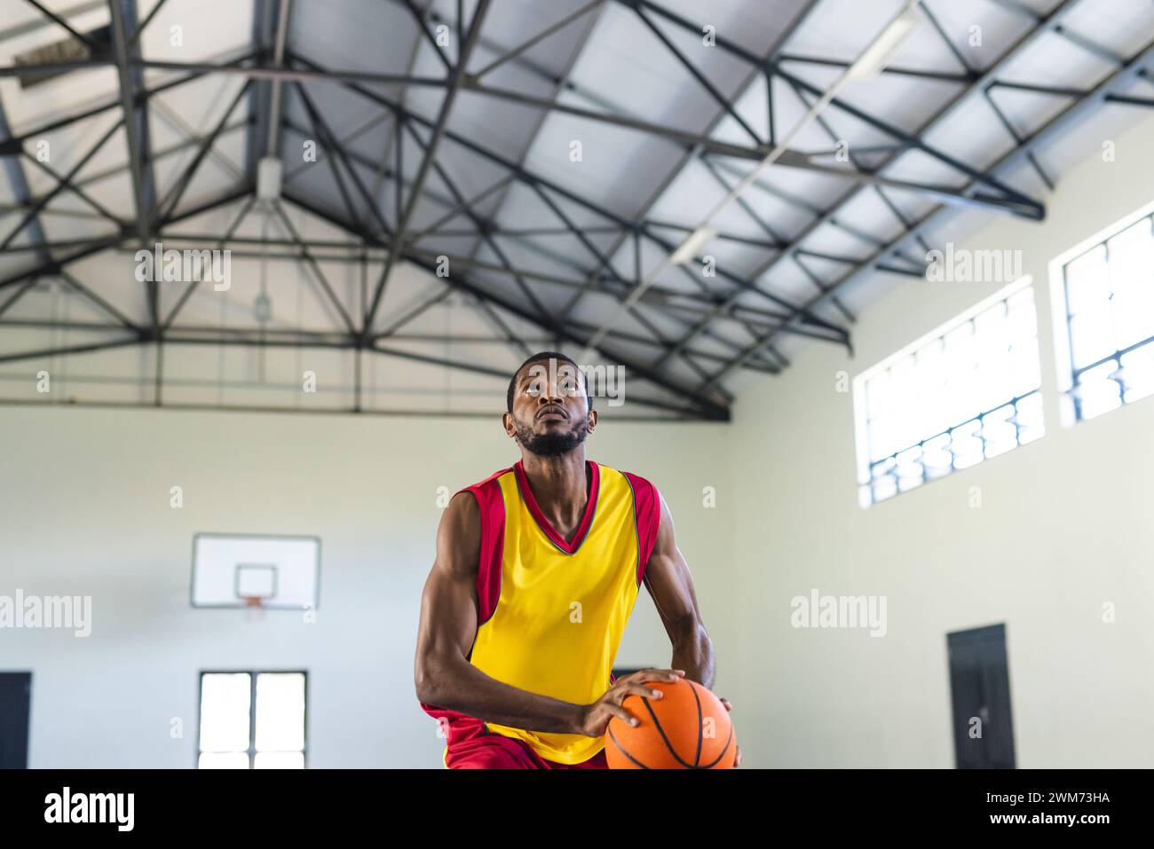 Der afroamerikanische Mann konzentriert sich auf das Scoring in einem Basketballspiel mit Kopierraum Stockfoto