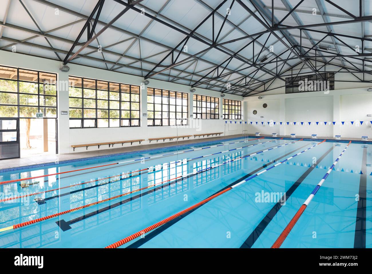 Ein Hallenbad erwartet Schwimmer zum Training oder zur Freizeit Stockfoto