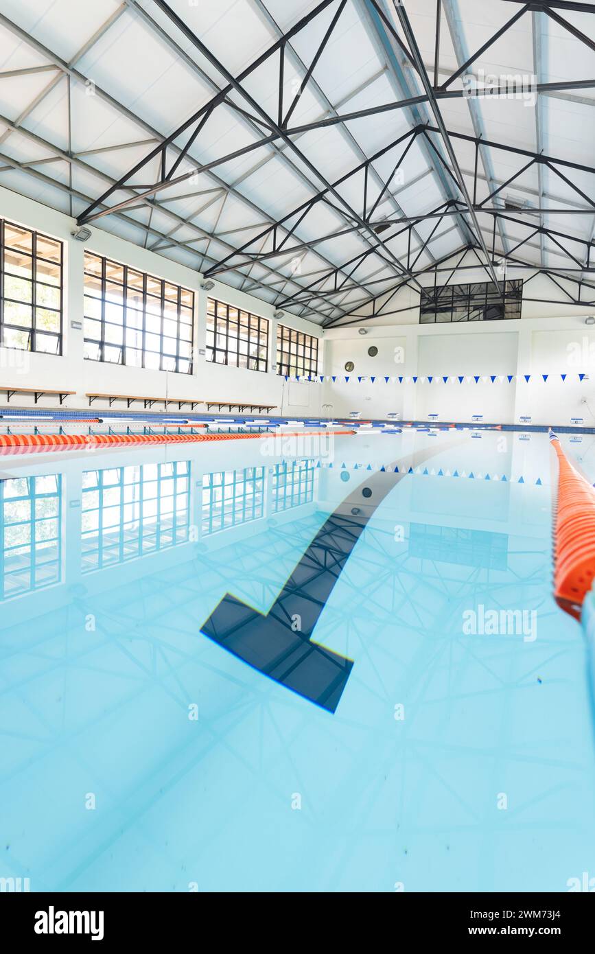 Ein Hallenbad mit Kopierbereich steht für Schwimmer bereit Stockfoto