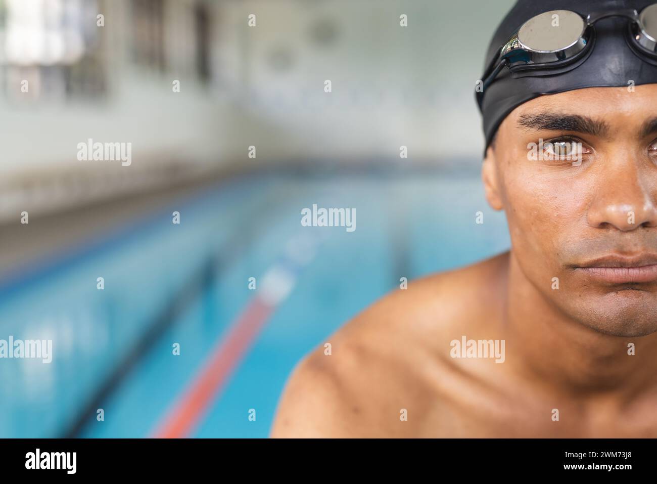Fokussierter junger männlicher Sportler, Schwimmer am Pool, mit Kopierraum Stockfoto
