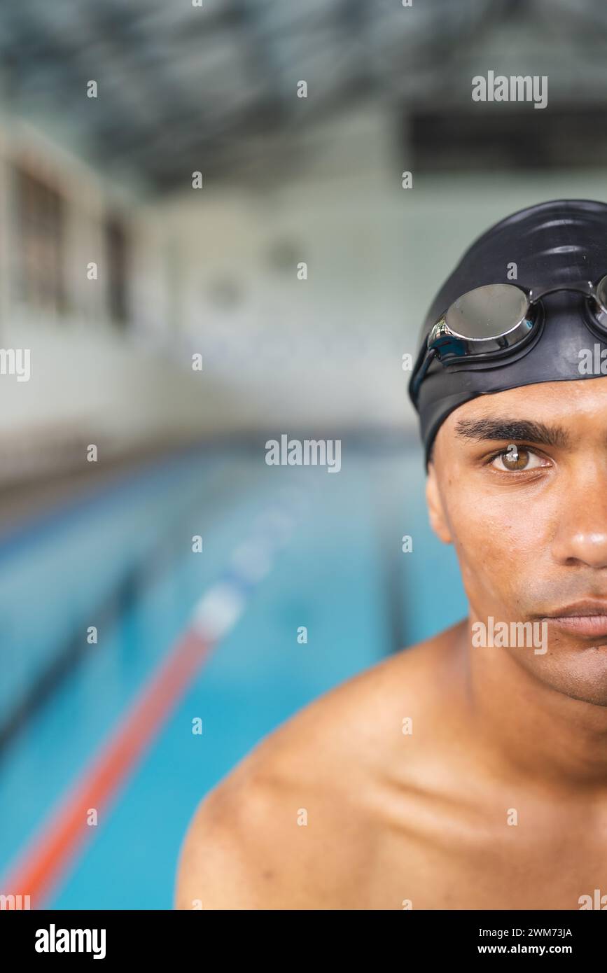 Junger männlicher Sportler, der zum Schwimmen bereit ist, mit Kopierraum Stockfoto