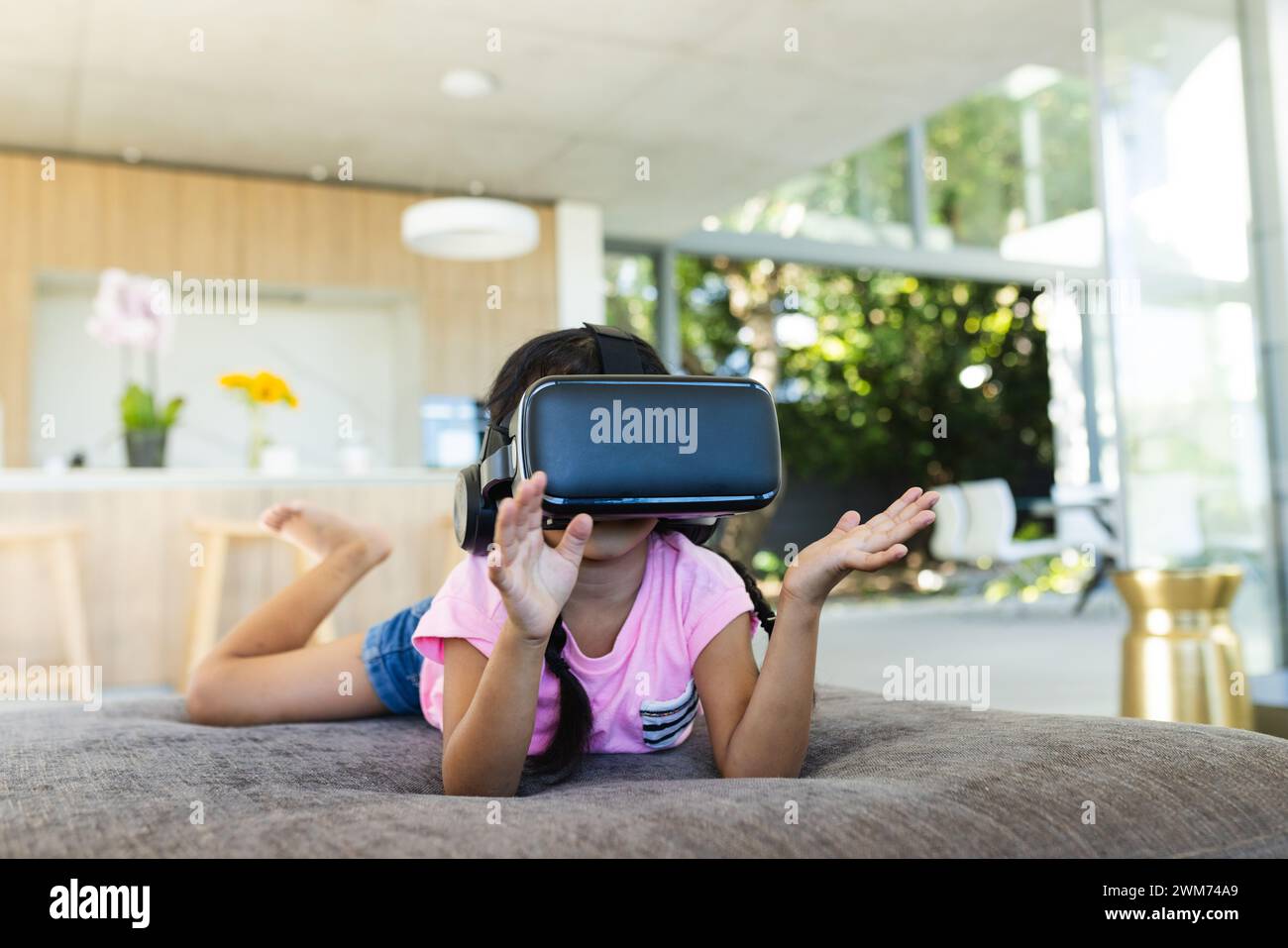 Biracial Girl erforscht die virtuelle Realität zu Hause Stockfoto