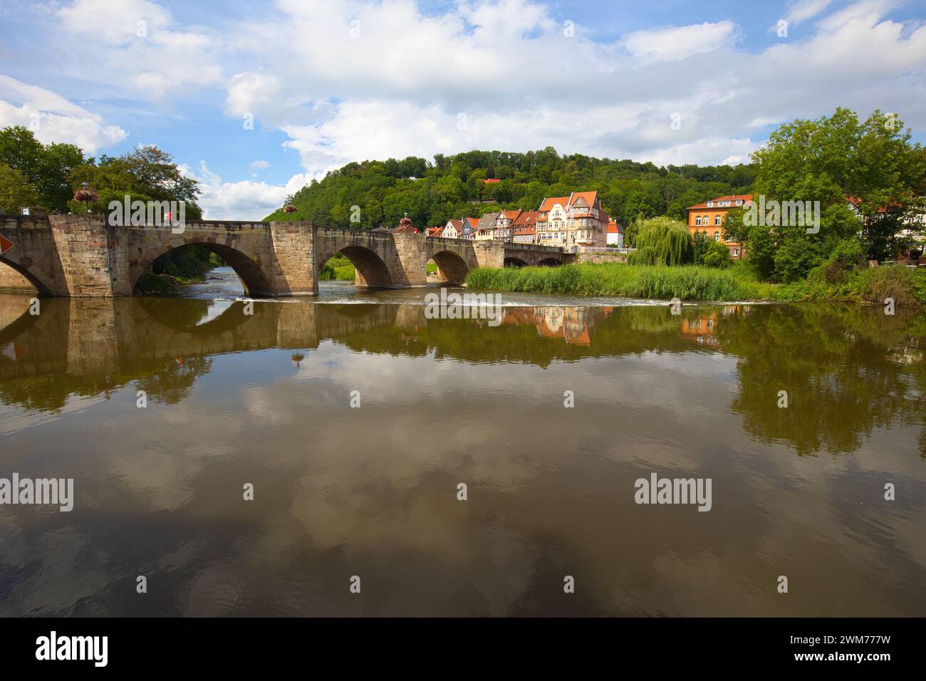 Deutschland, Niedersachsen, Hannoversch Münden - 28. Juli 2023: Die Alte Werrabrücke wurde 1329 erstmals als Steinbrücke erwähnt. Stockfoto