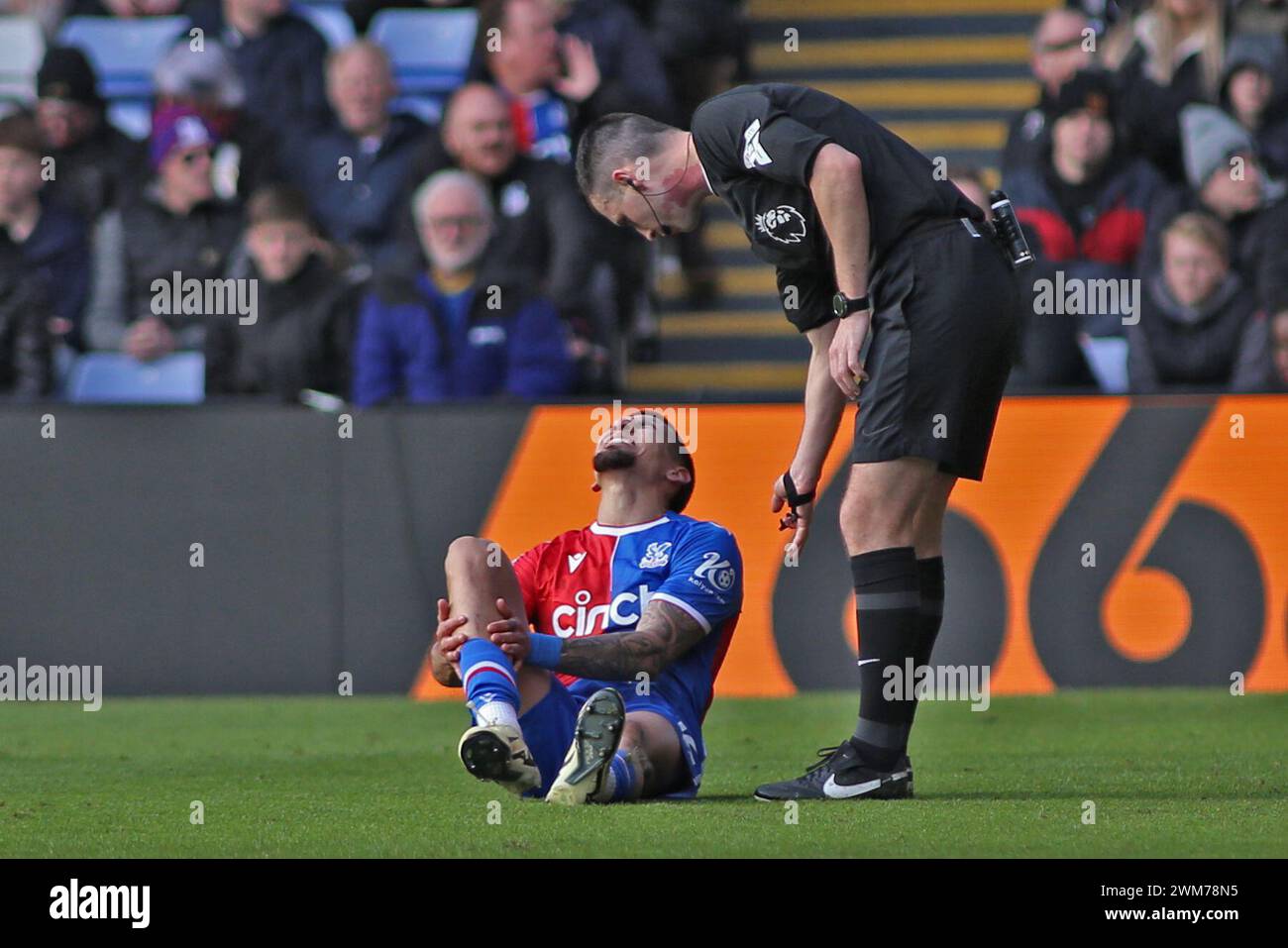 London, Großbritannien. Februar 2024. London, 24. Februar 2024: Schiedsrichter Lewis Smith überprüft Daniel Munoz aus Crystal Palace während des Premier League-Spiels zwischen Crystal Palace und Burnley im Selhurst Park am 24. Februar 2024 in London. (Pedro Soares/SPP) Credit: SPP Sport Press Photo. /Alamy Live News Stockfoto