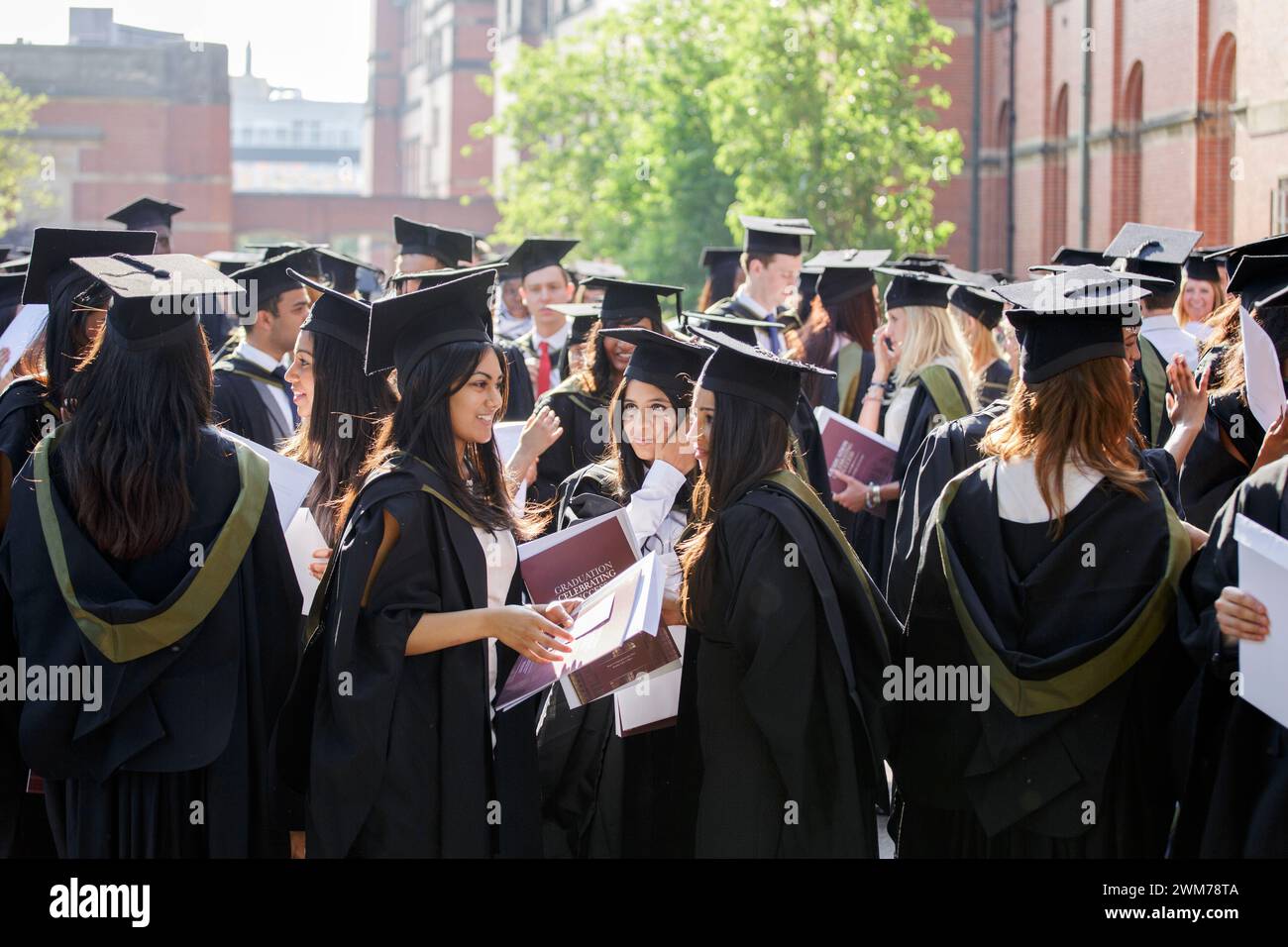 Absolventen außerhalb der Birmingham University, Großbritannien, nach der Abschlussfeier. Stockfoto