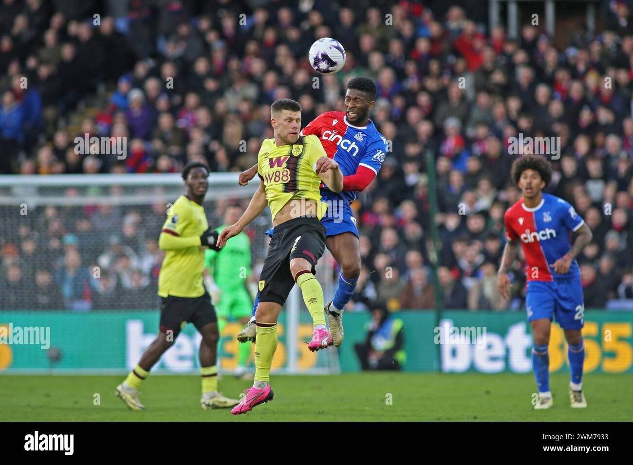 London, Großbritannien. Februar 2024. London, 24. Februar 2024: Jefferson Lerma Lokonga von Crystal Palace führt den Ball vor Johann Guomundsson aus Burnley während des Premier League-Spiels zwischen Crystal Palace und Burnley im Selhurst Park am 24. Februar 2024 in London. (Pedro Soares/SPP) Credit: SPP Sport Press Photo. /Alamy Live News Stockfoto