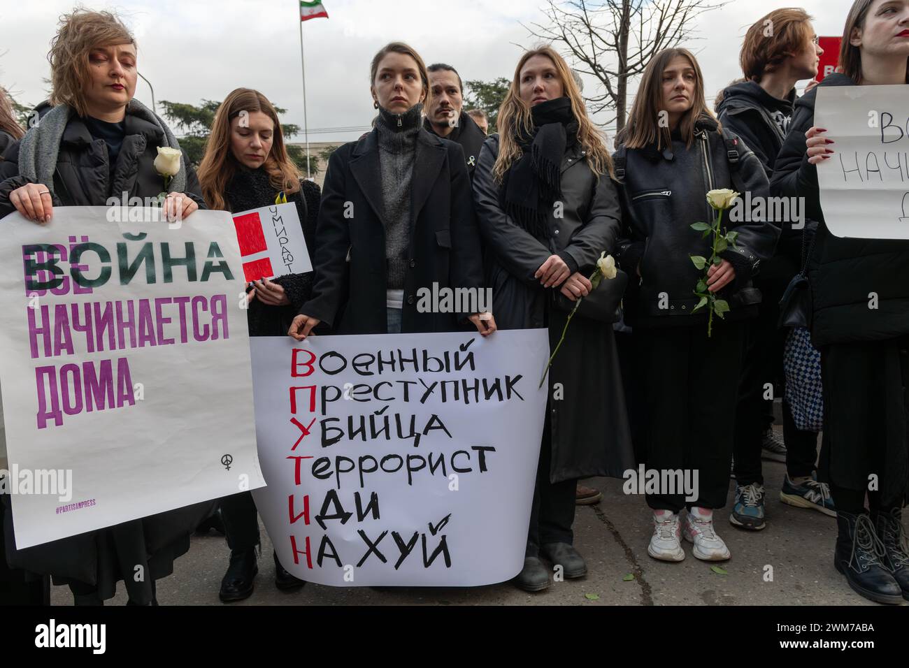 Tiflis, Georgien. Februar 2024. Russische Dissidenten protestieren vor der russischen Botschaft in Tiflis, Georgien, um den 2-jährigen Jahrestag der weiteren Invasion in der Ukraine zu feiern. Quelle: Diego Montoya/Alamy Live News Stockfoto
