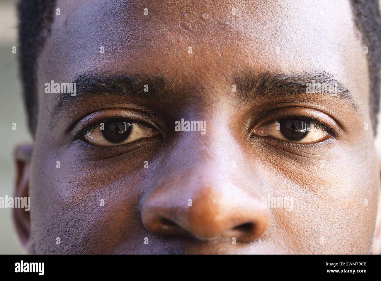 Nahaufnahme des Gesichts eines jungen Afroamerikaners Stockfoto