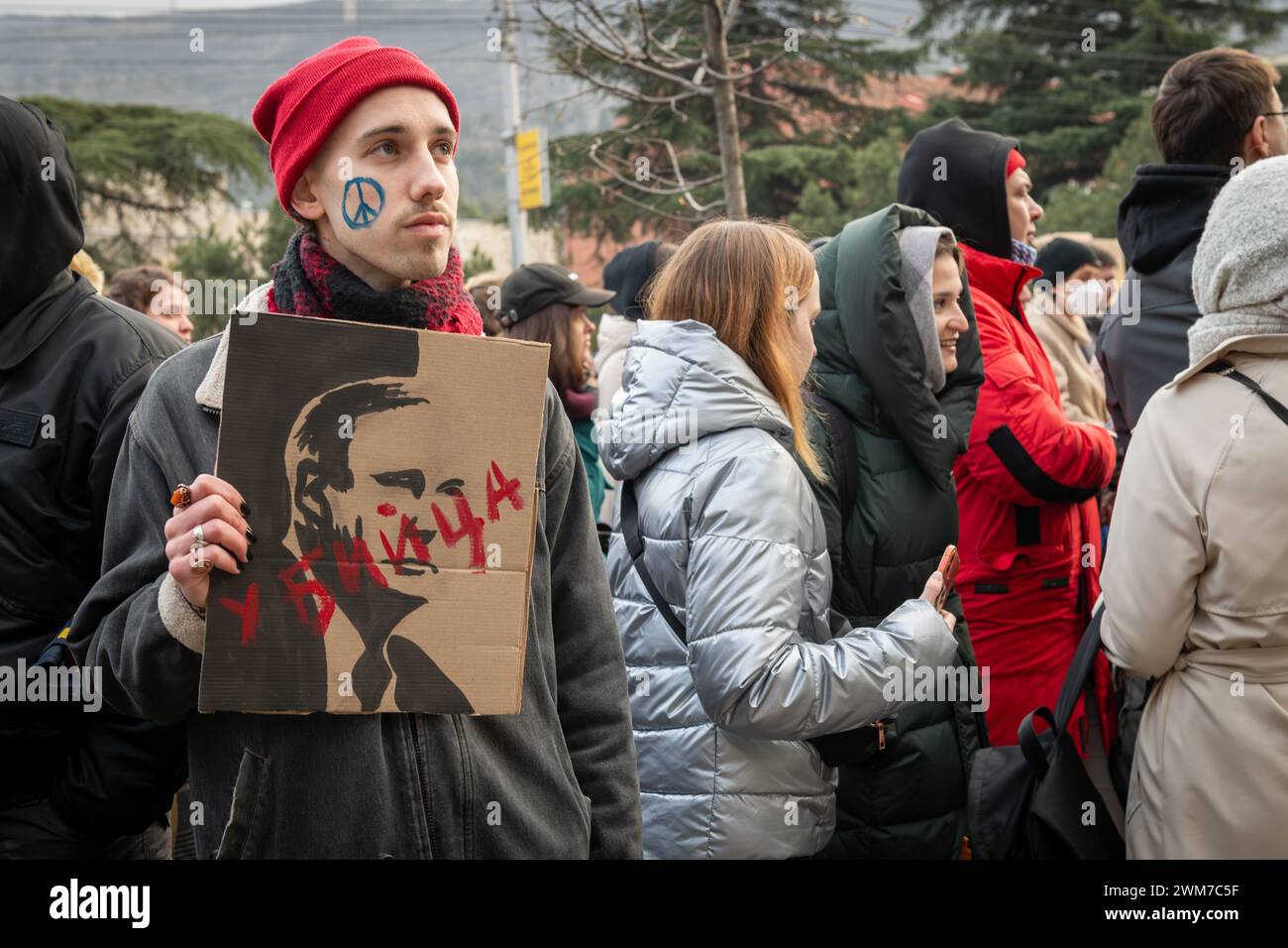 Tiflis, Georgien. Februar 2024. Russische Dissidenten protestieren vor der russischen Botschaft in Tiflis, Georgien, um den 2-jährigen Jahrestag der weiteren Invasion in der Ukraine zu feiern. Quelle: Diego Montoya/Alamy Live News Stockfoto