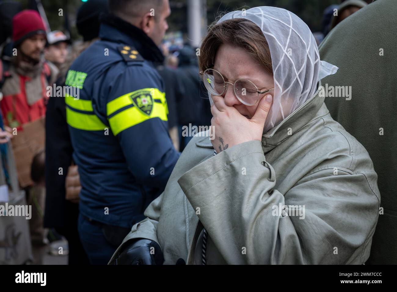 Tiflis, Georgien. Februar 2024. Eine Russin weint vor der russischen Botschaft in Tiflis, Georgien, während eines Protests gegen Russlands Krieg gegen die Ukraine. Der Protest markierte den zweijährigen Jahrestag der weiteren Invasion Russlands in die Ukraine. Quelle: Diego Montoya/Alamy Live News Stockfoto
