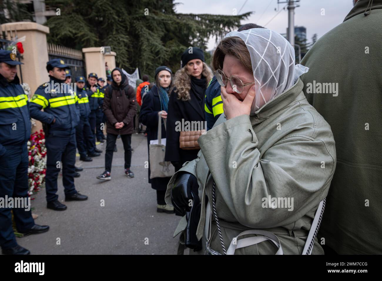 Tiflis, Georgien. Februar 2024. Eine Russin weint vor der russischen Botschaft in Tiflis, Georgien, während eines Protests gegen Russlands Krieg gegen die Ukraine. Der Protest markierte den zweijährigen Jahrestag der weiteren Invasion Russlands in die Ukraine. Quelle: Diego Montoya/Alamy Live News Stockfoto
