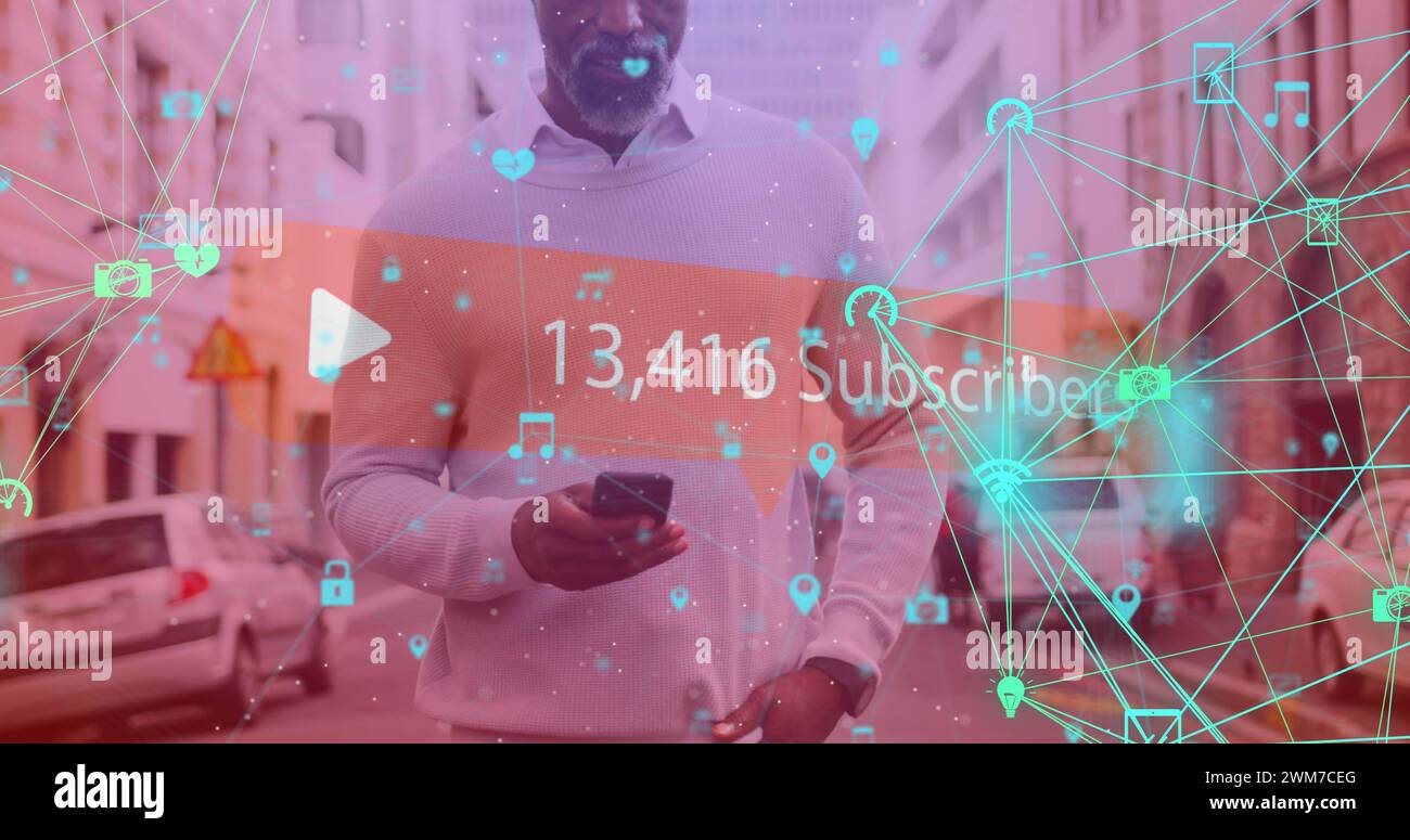 Bild von Netzwerken mit Teilnehmertext und -Nummern mit digitalen Symbolen über einem Mann mit Smartphone Stockfoto