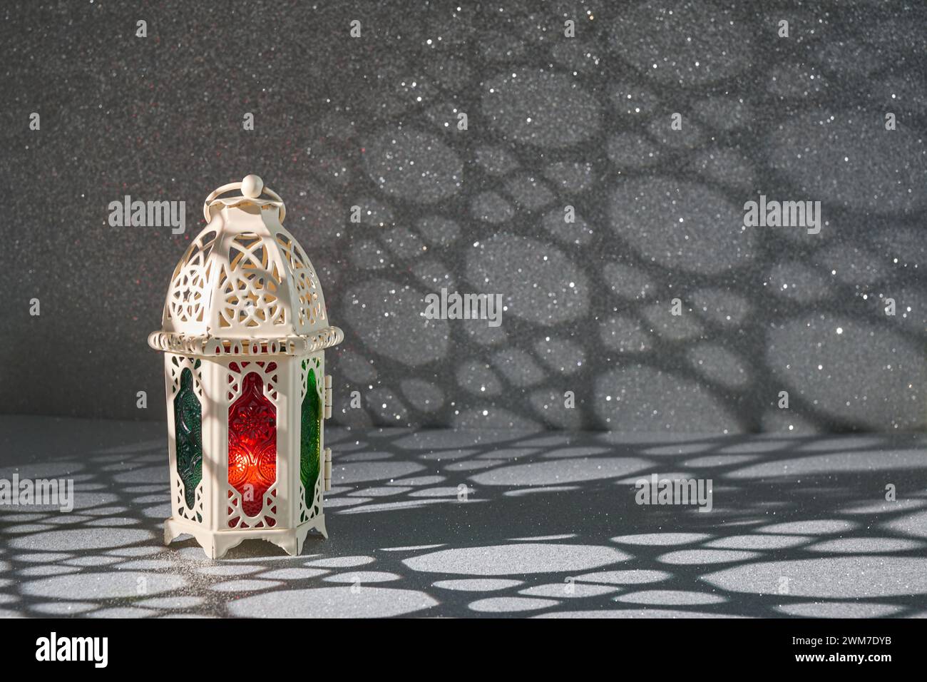 Ramadan Kareem. Ramadan-Laterne auf leuchtendem Hintergrund für die Feier des Heiligen Monats Ramadan Stockfoto