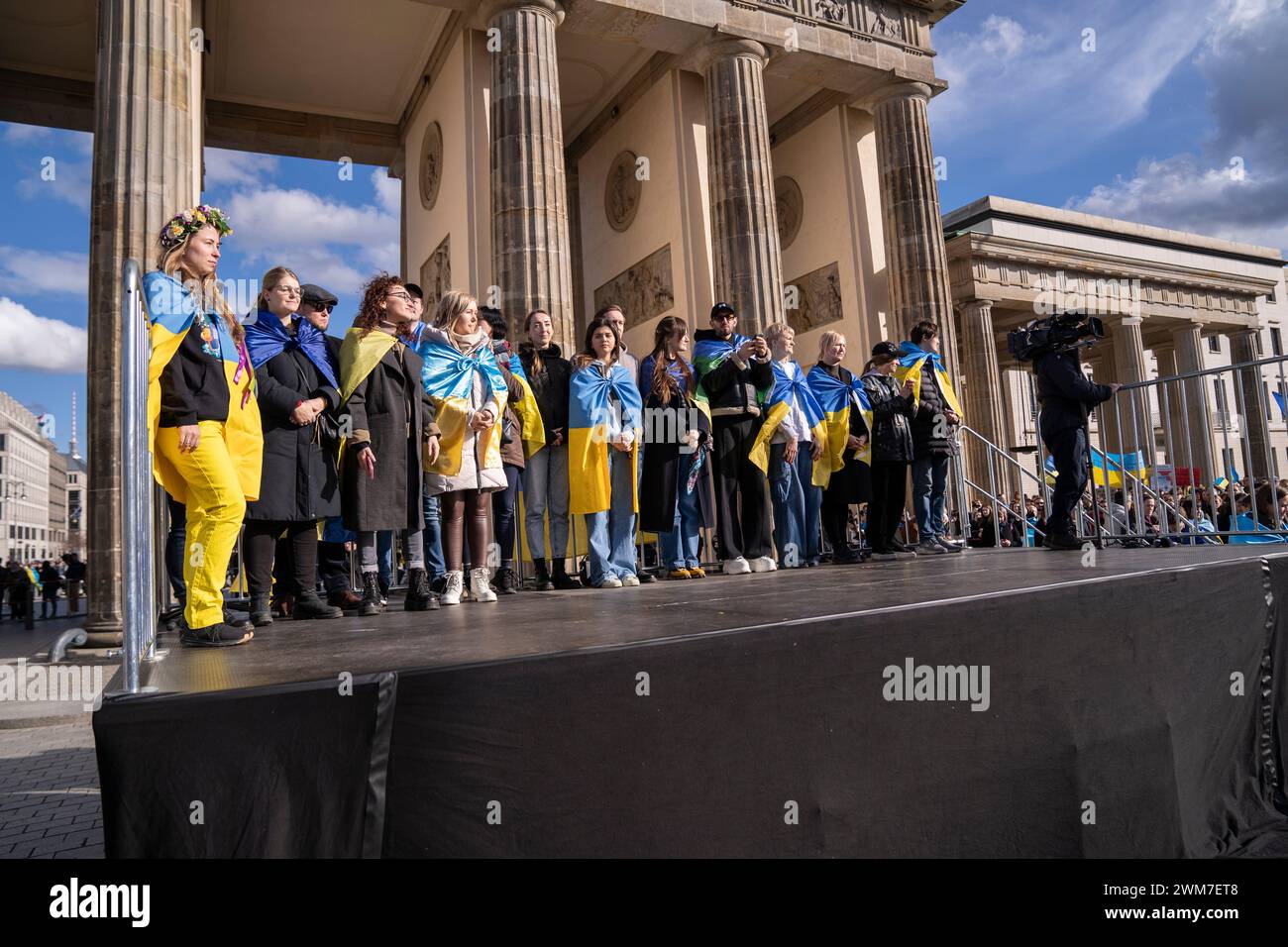 Demo in Berlin zum zweiten Jahrestag des Russischen Krieges gegen die Ukraine mit vielen Rednern Stockfoto