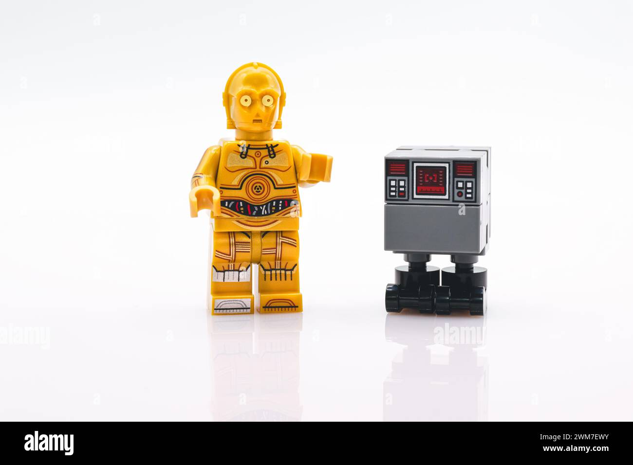 Star Wars C-3PO und Gonk Droid lego Minifigur mit Reflexion Stockfoto