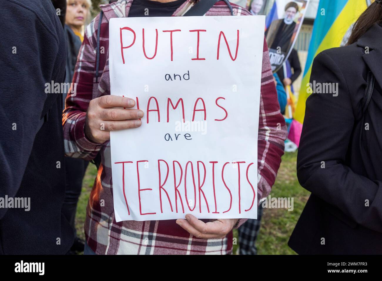 Haifa, Israel - 23. Februar 2024, Jahrestag des Beginns des Krieges zwischen Russland und der Ukraine. Auf dem Poster steht, dass Putin und Hamas Terroristen sind Stockfoto