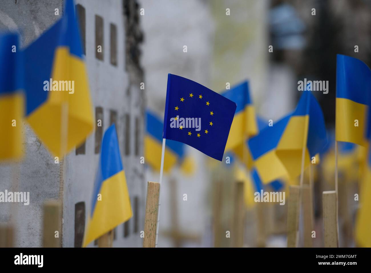 Ukrainer Protestieren Zum Zweiten Jahrestag Der Russischen Invasion. Eine EU-Flagge der Europäischen Union ist am 24. Februar 2024 vor der russischen Botschaft in Warschau, Polen, unter den Flaggen der Ukraine zu sehen. Tausende versammelten sich vor der Botschaft der Russischen Föderation in Warschau und marschierten auf das polnische parlament, da heute zwei Jahre russische Aggression gegen die Ukraine markiert. Warschau Polen Copyright: XAleksanderxKalkax Stockfoto