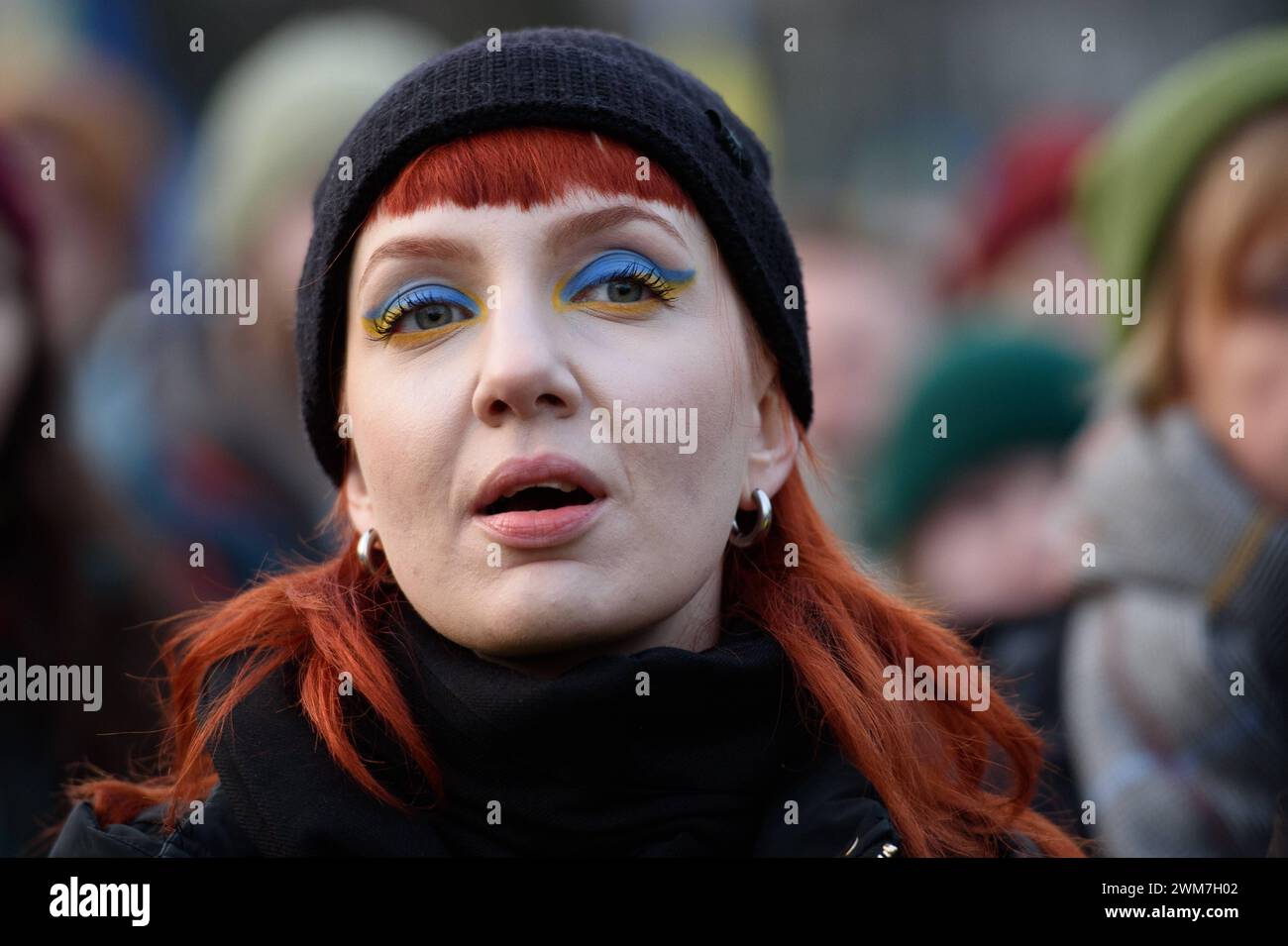 Ukrainer Protestieren Zum Zweiten Jahrestag Der Russischen Invasion. Eine Frau, die Make-up in den Farben der Nationalflagge der Ukraine trägt, ruft am 24. Februar 2024 vor der russischen Botschaft in Warschau, Polen, Slogans. Tausende versammelten sich vor der Botschaft der Russischen Föderation in Warschau und marschierten auf das polnische parlament, da heute zwei Jahre russische Aggression gegen die Ukraine markiert. Warschau Polen Copyright: XAleksanderxKalkax Stockfoto