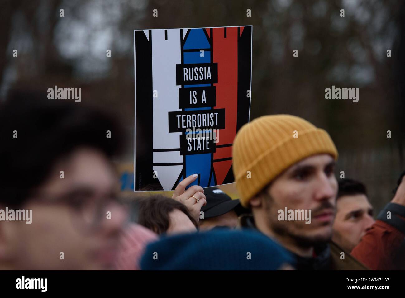 Ukrainer Protestieren Zum Zweiten Jahrestag Der Russischen Invasion. Ein Demonstrant hält ein Plakat mit der Aufschrift Russland ist ein teroristischer Staat vor der russischen Botschaft in Warschau, Polen, am 24. Februar 2024. Tausende versammelten sich vor der Botschaft der Russischen Föderation in Warschau und marschierten auf das polnische parlament, da heute zwei Jahre russische Aggression gegen die Ukraine markiert. Warschau Polen Copyright: XAleksanderxKalkax Stockfoto