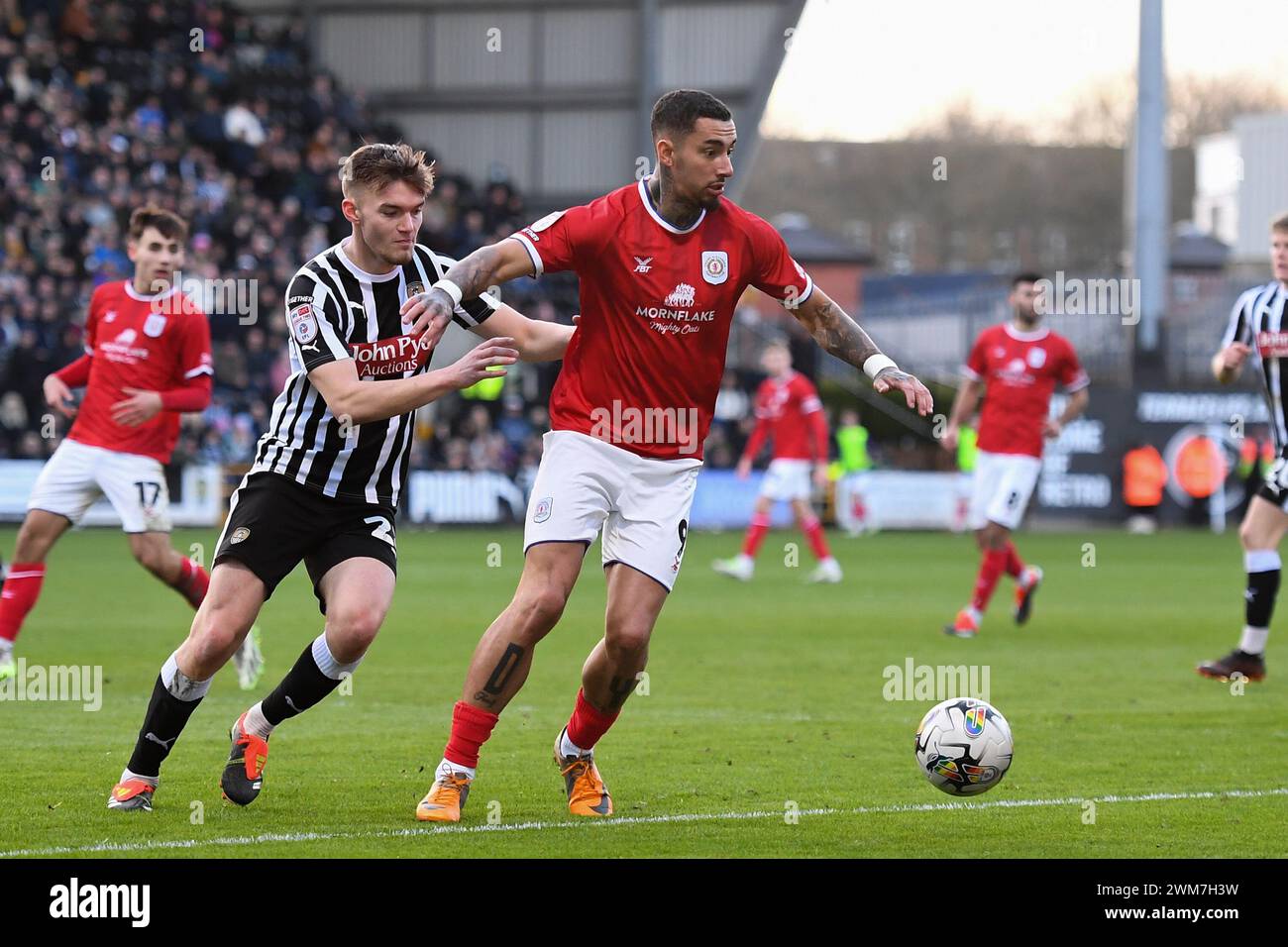 Nottingham am Samstag, den 24. Februar 2024. Courtney Baker-Richardson aus Crewe Alexandra unter Druck von Lewis Macari aus Notts County während des Spiels der Sky Bet League 2 zwischen Notts County und Crewe Alexandra in Meadow Lane, Nottingham am Samstag, den 24. Februar 2024. (Foto: Jon Hobley | MI News) Credit: MI News & Sport /Alamy Live News Stockfoto