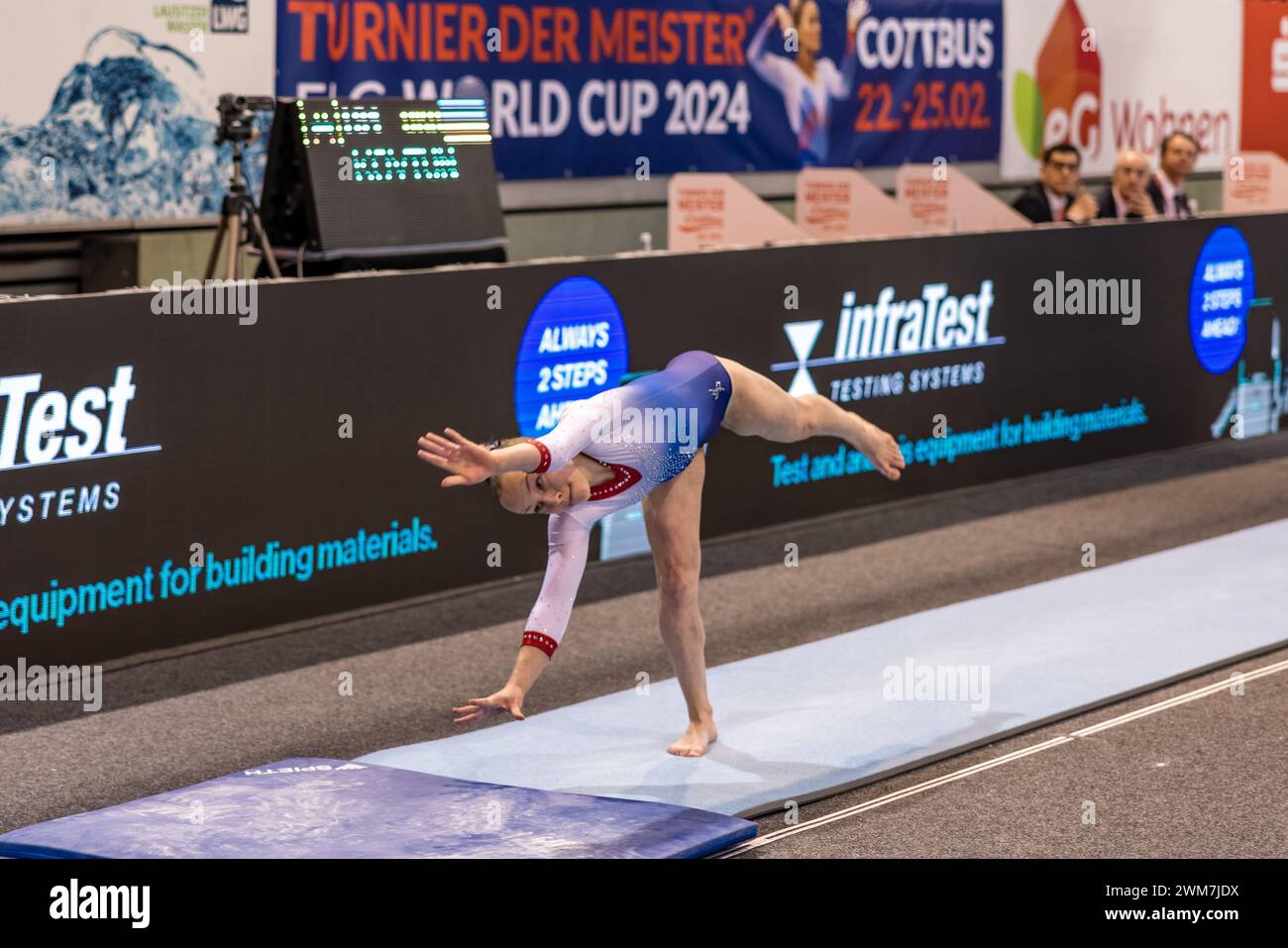 Cottbus, Deutschland. Februar 2024. Turnen: Weltmeisterschaft, Frauen: Gewölbe, Finale in der Lausitz Arena. Alice Vlkova aus der Tschechischen Republik in Aktion. Vermerk: Frank Hammerschmidt/dpa/Alamy Live News Stockfoto