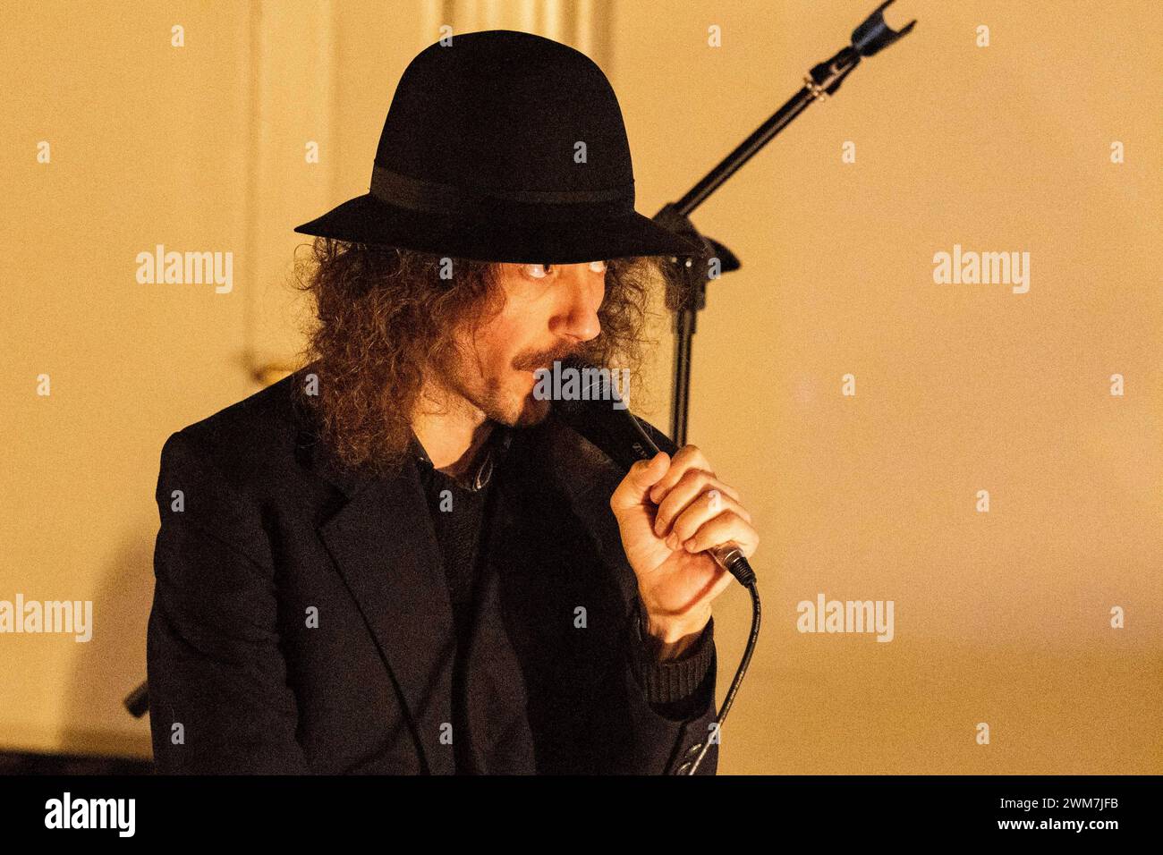 Italienischer Sänger Musikkonzert - Motta - Gespräch/Live mit Maestro Pellegrini Zen Circus Maestro Pellegrini Pergola PU Rebel House Italien Copyright: XEmmanuelexOlivi/TSCKx/xLiveMediax LPM 1248283 Stockfoto