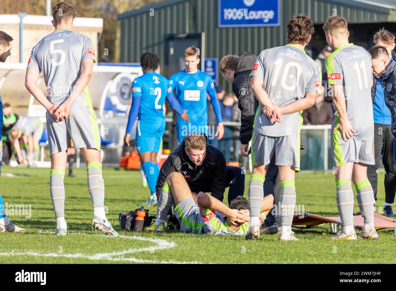 Warrington, Cheshire, Großbritannien. Februar 2024. Großbritannien - während eines Fußballspiels im Spiel der Northern Premier League Premier Division zwischen Warrington Rylands und Gainsborough Trinity erlitt Daniel Devine ein gebrochenes Bein, als ein Spieler von Rylands auf ihn fiel Credit: John Hopkins/Alamy Live News Stockfoto