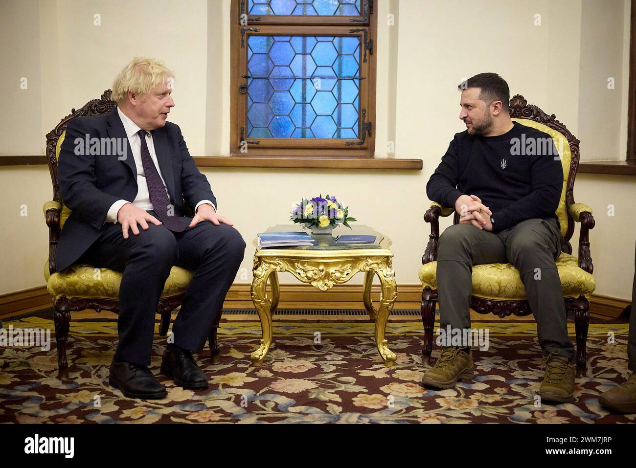 Kiew, Ukraine. Februar 2024. Ukrainischer Präsident Wolodymyr Zelenskyj, rechts, trifft sich mit dem ehemaligen britischen Premierminister Boris Johnson, links, zum 2. Jahrestag der russischen Invasion im Mariinski-Palast am 24. Februar 2024 in Kiew, Ukraine. Johnson war einer der stärksten Unterstützer der Ukraine während seiner Führung. Quelle: Pool Photo/Ukrainische Präsidentenpresse/Alamy Live News Stockfoto