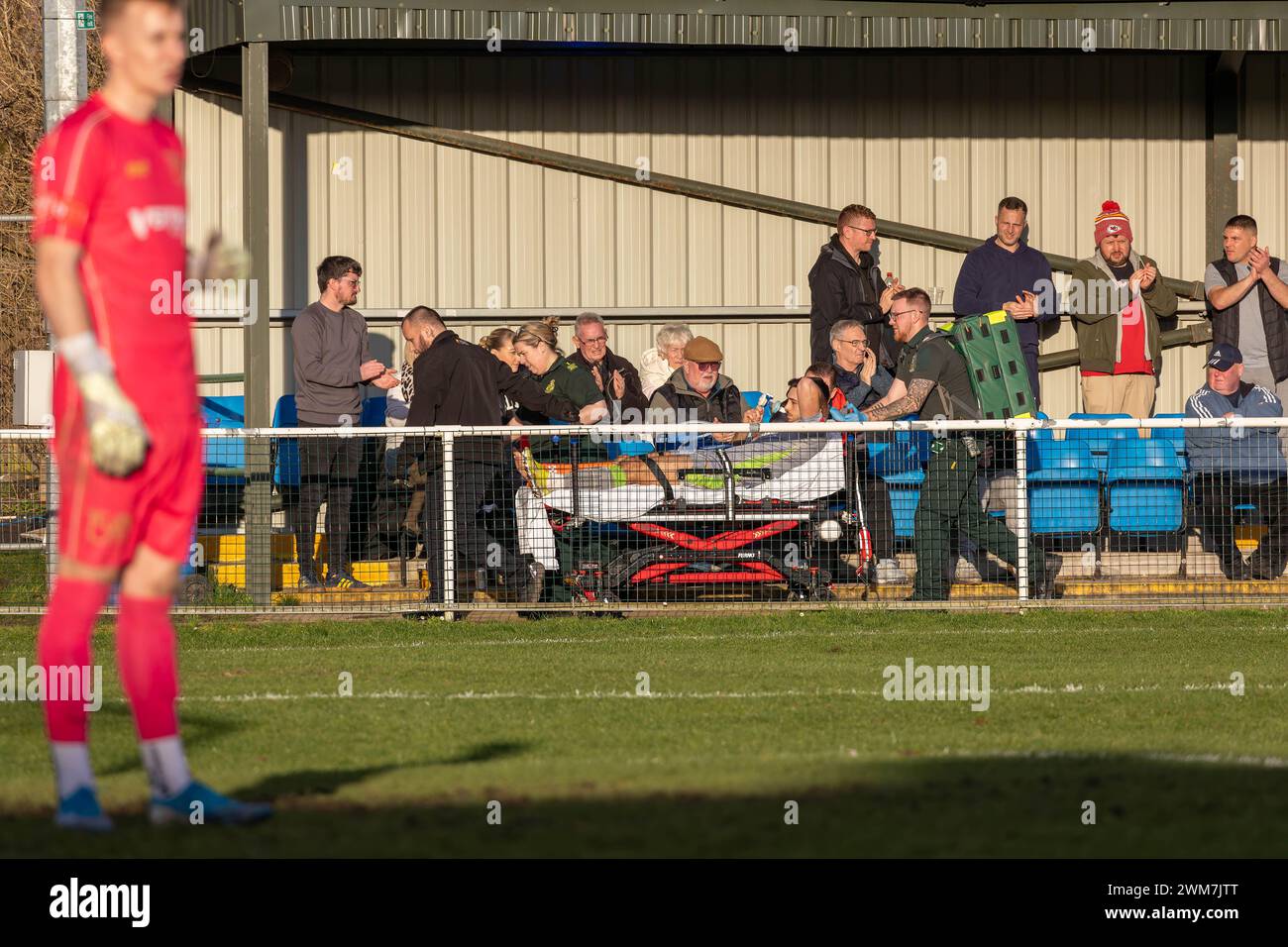 Warrington, Cheshire, Großbritannien. Februar 2024. Großbritannien - während eines Fußballspiels im Spiel der Northern Premier League Premier Division zwischen Warrington Rylands und Gainsborough Trinity erlitt Daniel Devine ein gebrochenes Bein, als ein Spieler von Rylands auf ihn fiel Credit: John Hopkins/Alamy Live News Stockfoto