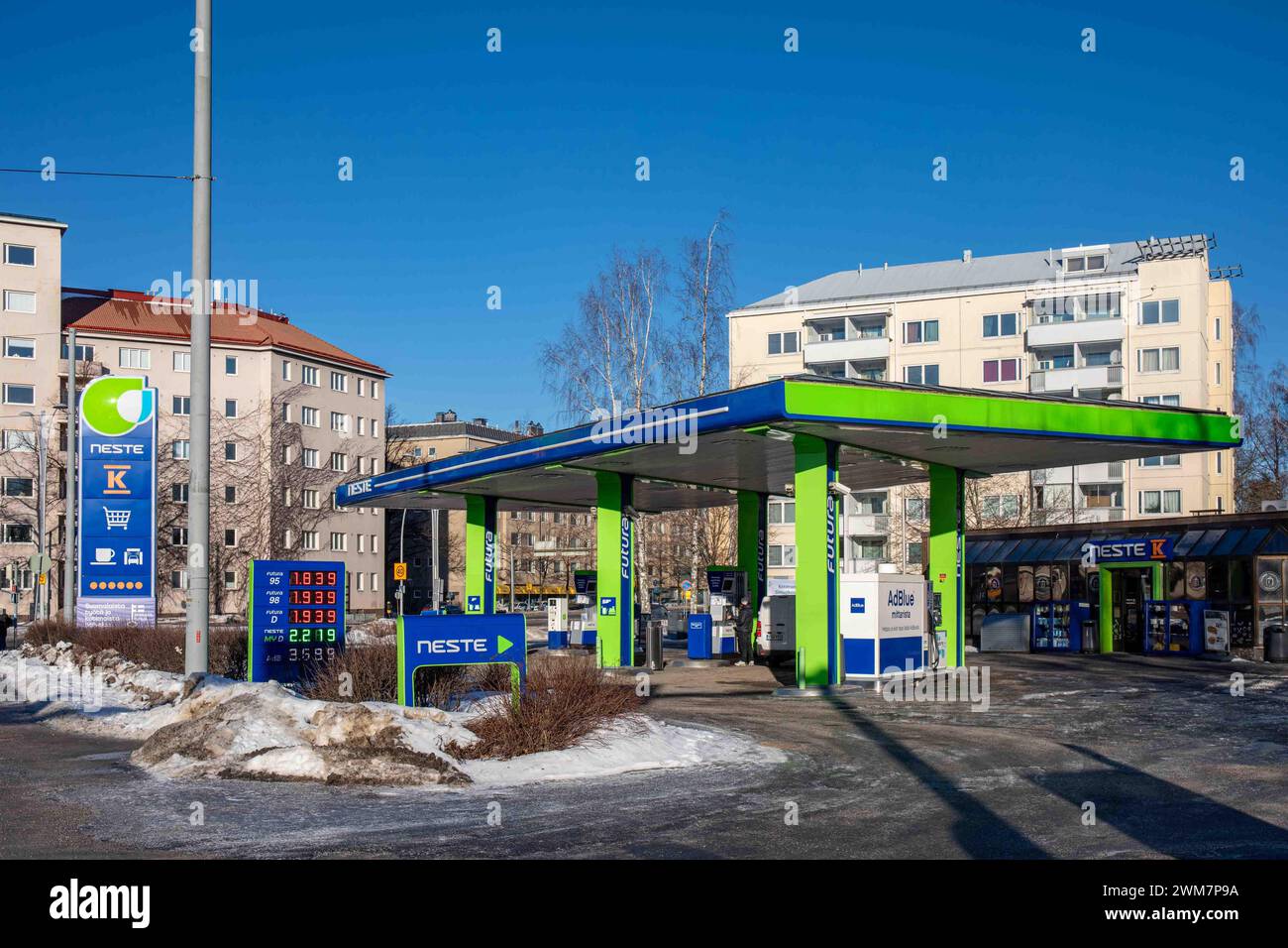 Tankstelle Neste an der Ecke Paciuksenkatu und Huopalahdentie im Bezirk Munkkiniemi in Helsinki, Finnland Stockfoto