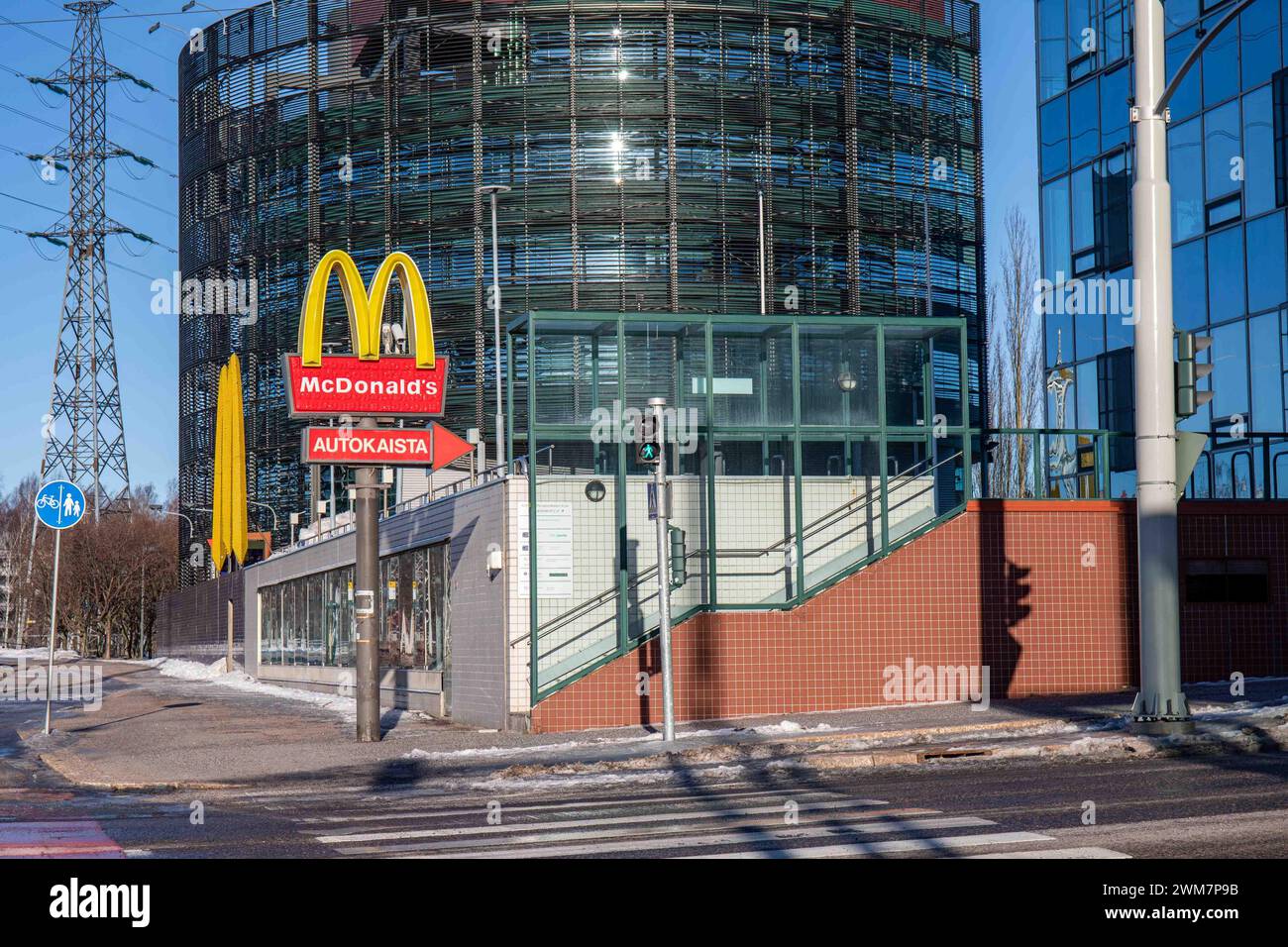 McDonald's Drive Through-Schild an der Ecke Paciuksenkatu und Paciuksenkaari im Bezirk Meilahti in Helsinki, Finnland Stockfoto