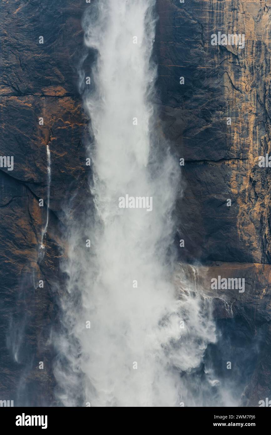 Hauptstrom zusammen mit einem kleinen Seitenstrom von der Mauer in der Mitte der Yosemite Falls im Sommer Stockfoto