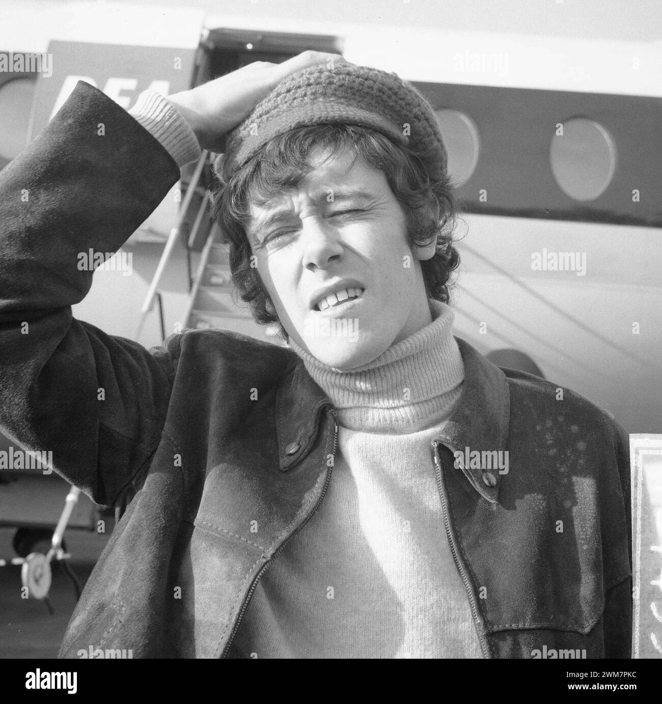 Februar 1966. Amsterdam, Niederlande. Porträt bei der Ankunft in Schiphol von Donavan. Schottischer Folk-Sänger auf einem Besuch in den Niederlanden. Stockfoto
