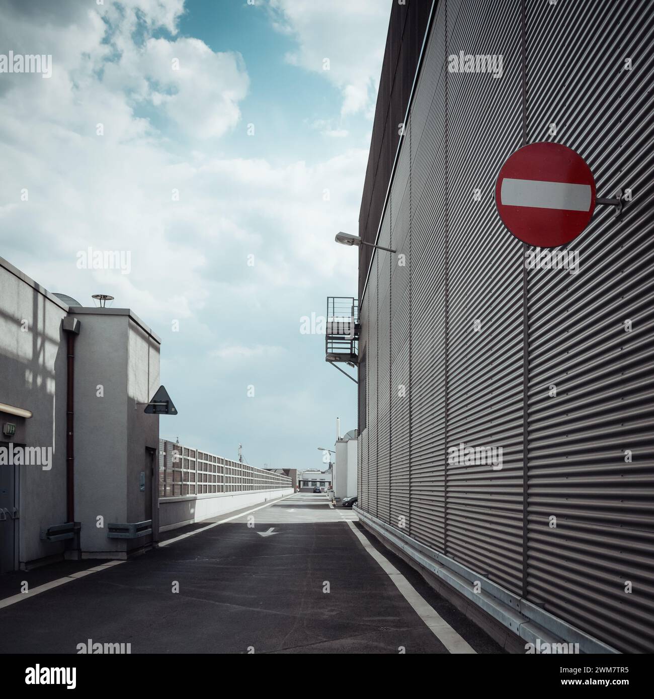 Enge Gasse auf Dachebene der Galeria Krakowska. Tageslichtaufnahmen in kalten Tönen. Stoppschild. Stockfoto