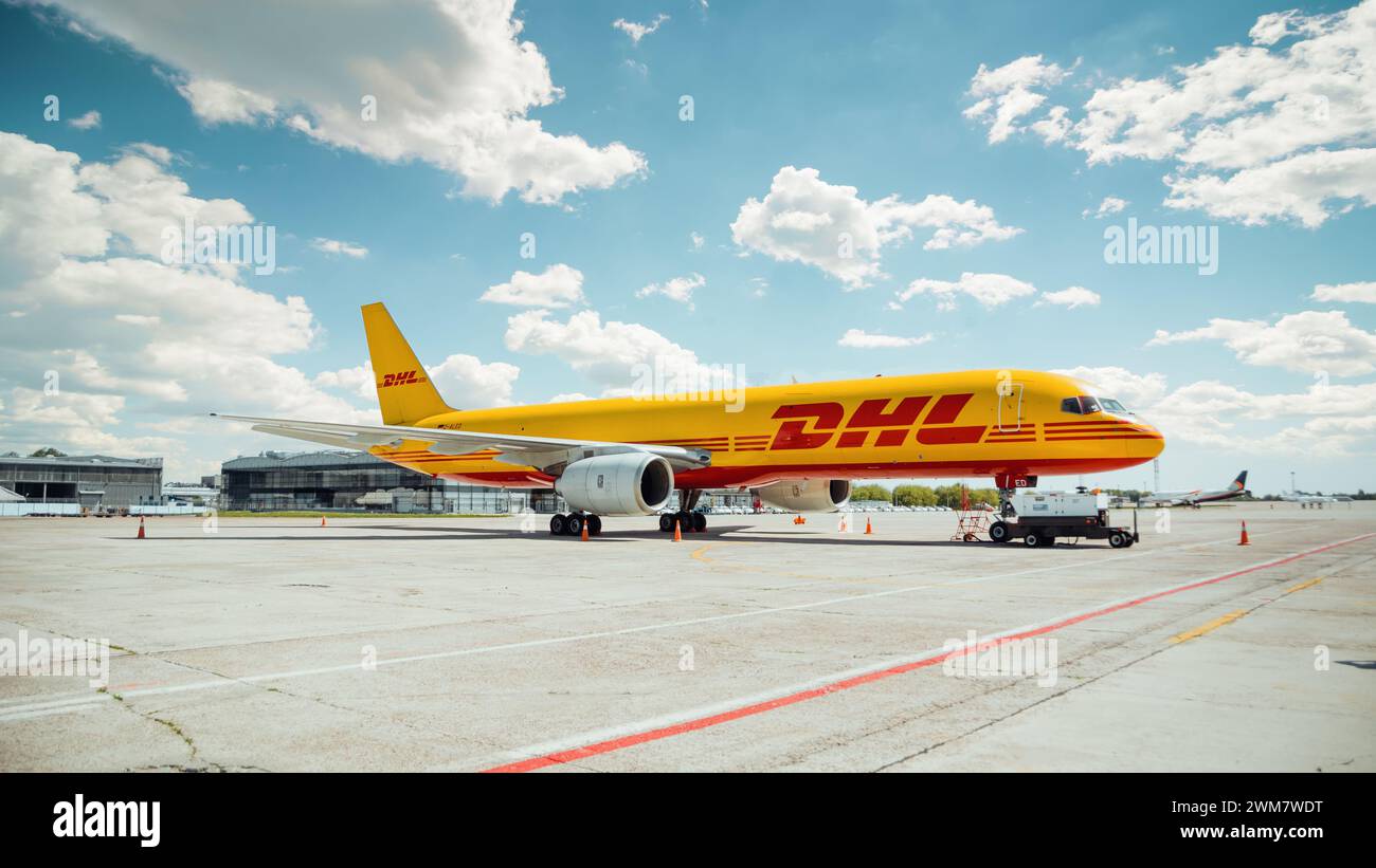 DHL Cargo Boeing 757 (D-ALED) parkt auf dem Vorfeld; Dreiviertelansicht des Flugzeugs Stockfoto
