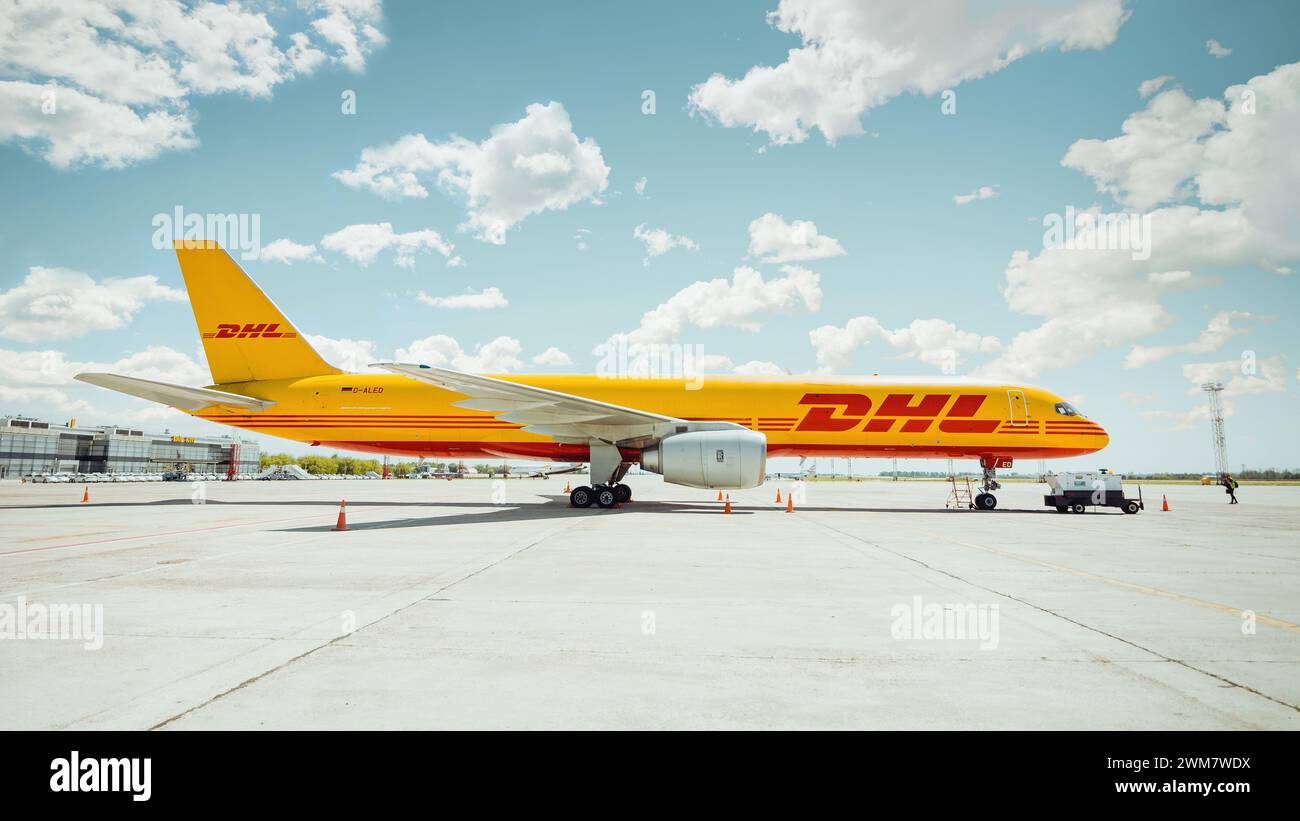 DHL CARGO Boeing 757 (D-ALED) parkt auf dem Vorfeld; Seitenansicht des Flugzeugs Stockfoto