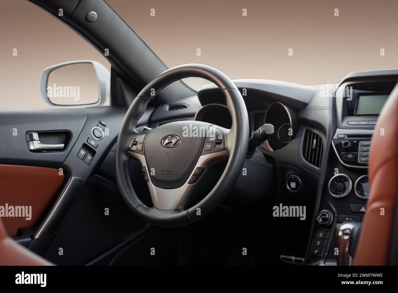 Isoliertes Hyundai Genesis-Innere in Brauntönen vor beigem Hintergrund. Stockfoto
