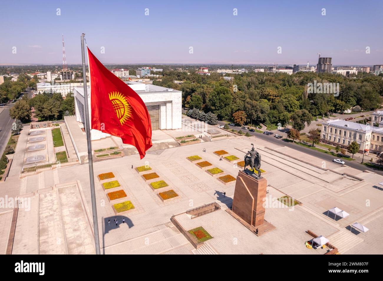 Bischkek, Kirgisistan - 16. September 2023: Aus der Vogelperspektive zur Flagge Kirgisistans. Monument Epic Statue von Aykol Manas - kirgisischer Held auf dem Ala-Too Platz Stockfoto