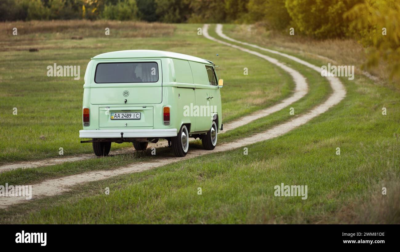 Umweltfreundlicher klassischer Volkswagen Transporter-Van auf unbefestigter Landstraße Stockfoto