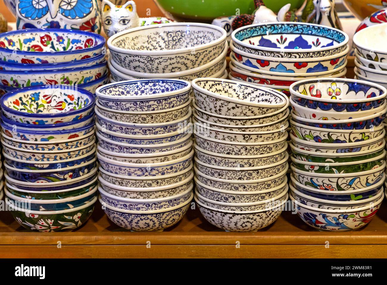 Farbenfrohe handgemachte Keramikschalen draußen an einem Marktstand Stockfoto