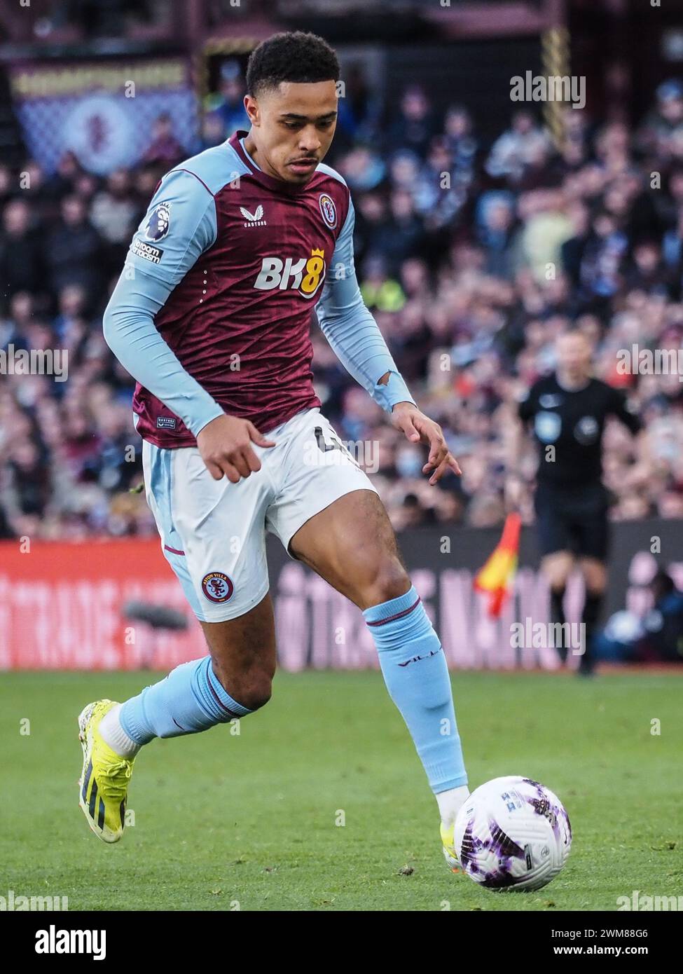 Birmingham, Großbritannien. Februar 2024. Birmingham, England, 24. Februar 2024: Jacob Ramsey (41 Aston Villa) am Ball während des Premier League-Fußballspiels zwischen Aston Villa und Nottingham Forest im Villa Park in Birmingham, England (Natalie Mincher/SPP) Credit: SPP Sport Press Photo. /Alamy Live News Stockfoto